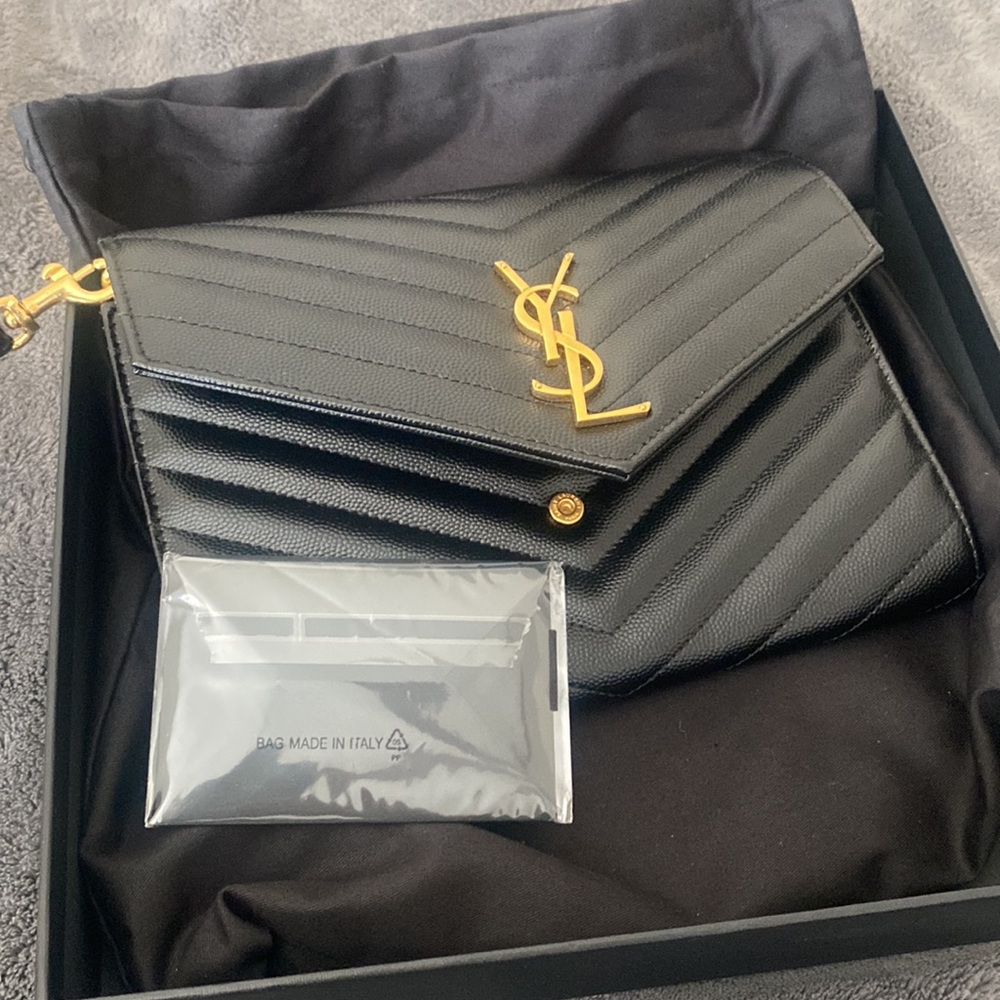 AUTHENTIC MONOGRAM CLUTCH IN QUILTED GRAIN DE POUDRE EMBOSSED LEATHER - Picture 9 of 10